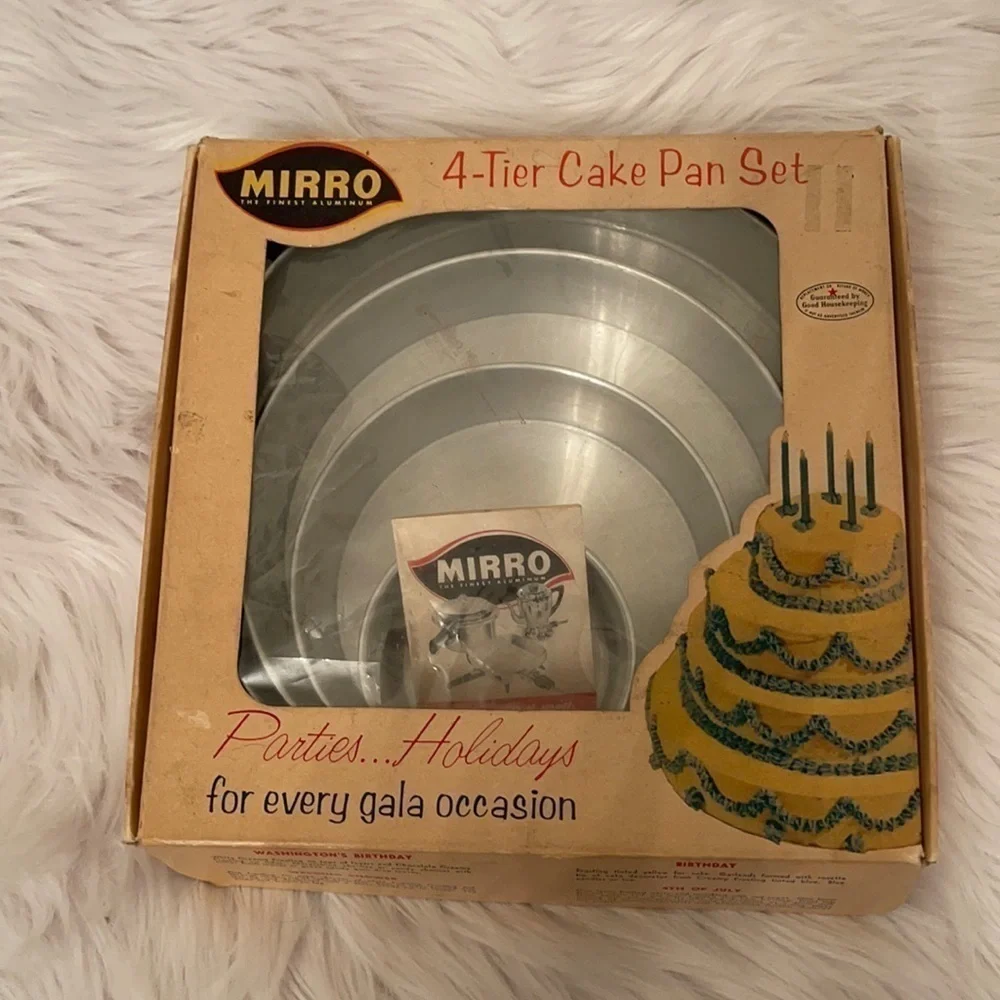 Vintage and EUC Mirro Cake pan set with box​​​​​​​​​​​​​​